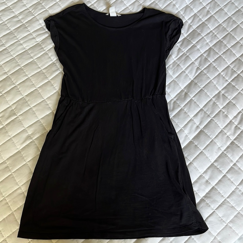 H&M. Size XS. Black dress.